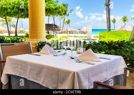 Restaurant im Freien am weißen Sandstrand im Luxushotel in Punta Cana, Dominikanische Republik. Schönes Restaurant am Strand, Sommerurlaub conce Stockfoto