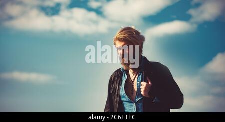 Bärtiger brutaler Mann auf blauem Himmel Hintergrund. Stockfoto