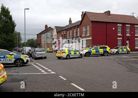 Toxteth, Liverpool, Großbritannien. Juli 2020. Polizisten haben es derzeit mit einem Vorfall in Toxteth zu tun. Heute um 13.50 Uhr wurden Beamte in die Cairns Street gerufen, um über eine Frau zu berichten, die mit einem Messer bewaffnet war. Patrouillen nahmen an der Szene Teil und eine Frau wurde von der Polizei erschossen und erlitt eine Verletzung ihres Oberkörpers. Die Frau wurde zur Behandlung ins Krankenhaus gebracht. Eine Untersuchung ist im Gange und das Gebiet ist derzeit abgesperrt. Der Vorfall wurde an das unabhängige Büro für Polizeiverhalten verwiesen. Kredit: ken biggs/Alamy Live Nachrichten Stockfoto