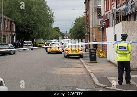 Toxteth, Liverpool, Großbritannien. Juli 2020. Polizisten haben es derzeit mit einem Vorfall in Toxteth zu tun. Heute um 13.50 Uhr wurden Beamte in die Cairns Street gerufen, um über eine Frau zu berichten, die mit einem Messer bewaffnet war. Patrouillen nahmen an der Szene Teil und eine Frau wurde von der Polizei erschossen und erlitt eine Verletzung ihres Oberkörpers. Die Frau wurde zur Behandlung ins Krankenhaus gebracht. Eine Untersuchung ist im Gange und das Gebiet ist derzeit abgesperrt. Der Vorfall wurde an das unabhängige Büro für Polizeiverhalten verwiesen. Kredit: ken biggs/Alamy Live Nachrichten Stockfoto