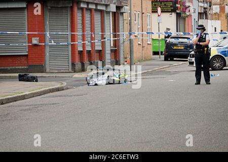 Toxteth, Liverpool, Großbritannien. Juli 2020. Polizisten haben es derzeit mit einem Vorfall in Toxteth zu tun. Heute um 13.50 Uhr wurden Beamte in die Cairns Street gerufen, um über eine Frau zu berichten, die mit einem Messer bewaffnet war. Patrouillen nahmen an der Szene Teil und eine Frau wurde von der Polizei erschossen und erlitt eine Verletzung ihres Oberkörpers. Die Frau wurde zur Behandlung ins Krankenhaus gebracht. Eine Untersuchung ist im Gange und das Gebiet ist derzeit abgesperrt. Der Vorfall wurde an das unabhängige Büro für Polizeiverhalten verwiesen. Kredit: ken biggs/Alamy Live Nachrichten Stockfoto