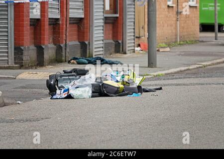 Toxteth, Liverpool, Großbritannien. Juli 2020. Polizisten haben es derzeit mit einem Vorfall in Toxteth zu tun. Heute um 13.50 Uhr wurden Beamte in die Cairns Street gerufen, um über eine Frau zu berichten, die mit einem Messer bewaffnet war. Patrouillen nahmen an der Szene Teil und eine Frau wurde von der Polizei erschossen und erlitt eine Verletzung ihres Oberkörpers. Die Frau wurde zur Behandlung ins Krankenhaus gebracht. Eine Untersuchung ist im Gange und das Gebiet ist derzeit abgesperrt. Der Vorfall wurde an das unabhängige Büro für Polizeiverhalten verwiesen. Kredit: ken biggs/Alamy Live Nachrichten Stockfoto