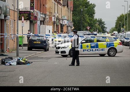 Toxteth, Liverpool, Großbritannien. Juli 2020. Polizisten haben es derzeit mit einem Vorfall in Toxteth zu tun. Heute um 13.50 Uhr wurden Beamte in die Cairns Street gerufen, um über eine Frau zu berichten, die mit einem Messer bewaffnet war. Patrouillen nahmen an der Szene Teil und eine Frau wurde von der Polizei erschossen und erlitt eine Verletzung ihres Oberkörpers. Die Frau wurde zur Behandlung ins Krankenhaus gebracht. Eine Untersuchung ist im Gange und das Gebiet ist derzeit abgesperrt. Der Vorfall wurde an das unabhängige Büro für Polizeiverhalten verwiesen. Kredit: ken biggs/Alamy Live Nachrichten Stockfoto