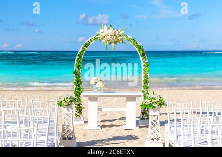 Hochzeitsfeier am Strand und blauer Himmel im Hintergrund in Punta Cana, Dominikanische Republik Stockfoto