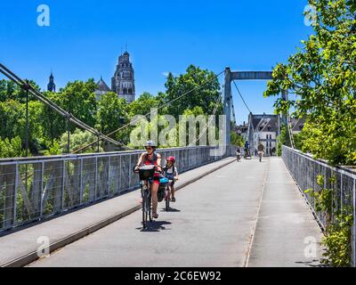 Familie auf dem Fahrrad über die schmale Hängebrücke über die Loire, Tours, Indre-et-Loire, Frankreich. Stockfoto