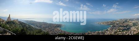 Panorama der Jounieh Bucht mit der Maroniten Kirche der Muttergottes des Libanon, ein beliebter Ort für Paragliding in der Nähe von Beirut, im Libanon, im Nahen Osten Stockfoto