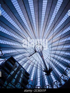 Berlin, Deutschland - 9. Nov 2012: Zenith Blick auf die Freischwinger-Kuppel und angrenzende Gebäude, beleuchtet bei Nacht, im Sony Center am Potsdamer Platz, Berlin Stockfoto