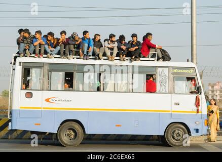 Kathmandu, Nepal - 22 Nov 2015: Pendler packen in und auf die seltenen Busse, die während der Benzinkrise 2015 noch immer die Vororte der Stadt bedienen, in Kat Stockfoto