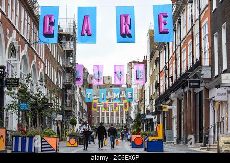 London, Großbritannien. Juli 2020. Das Kunstwerk des preisgekrönten britischen Designers Alex Fowke ist über der South Molton Street in Mayfair ausgesetzt und zeigt den Text HOFFNUNG, LIEBE, FÜRSORGE, ZEIT, die Bemühungen des NHS und der Schlüsselarbeiter während der laufenden Coronavirus-Pandemie und auch zum 72. Geburtstag des NHS zu würdigen. Kredit: Stephen Chung / Alamy Live Nachrichten Stockfoto