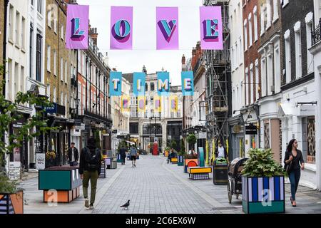 London, Großbritannien. Juli 2020. Das Kunstwerk des preisgekrönten britischen Designers Alex Fowke ist über der South Molton Street in Mayfair ausgesetzt und zeigt den Text HOFFNUNG, LIEBE, FÜRSORGE, ZEIT, die Bemühungen des NHS und der Schlüsselarbeiter während der laufenden Coronavirus-Pandemie und auch zum 72. Geburtstag des NHS zu würdigen. Kredit: Stephen Chung / Alamy Live Nachrichten Stockfoto