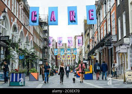 London, Großbritannien. Juli 2020. Das Kunstwerk des preisgekrönten britischen Designers Alex Fowke ist über der South Molton Street in Mayfair ausgesetzt und zeigt den Text HOFFNUNG, LIEBE, FÜRSORGE, ZEIT, die Bemühungen des NHS und der Schlüsselarbeiter während der laufenden Coronavirus-Pandemie und auch zum 72. Geburtstag des NHS zu würdigen. Kredit: Stephen Chung / Alamy Live Nachrichten Stockfoto
