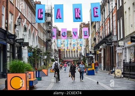 London, Großbritannien. Juli 2020. Das Kunstwerk des preisgekrönten britischen Designers Alex Fowke ist über der South Molton Street in Mayfair ausgesetzt und zeigt den Text HOFFNUNG, LIEBE, FÜRSORGE, ZEIT, die Bemühungen des NHS und der Schlüsselarbeiter während der laufenden Coronavirus-Pandemie und auch zum 72. Geburtstag des NHS zu würdigen. Kredit: Stephen Chung / Alamy Live Nachrichten Stockfoto