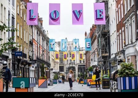 London, Großbritannien. Juli 2020. Das Kunstwerk des preisgekrönten britischen Designers Alex Fowke ist über der South Molton Street in Mayfair ausgesetzt und zeigt den Text HOFFNUNG, LIEBE, FÜRSORGE, ZEIT, die Bemühungen des NHS und der Schlüsselarbeiter während der laufenden Coronavirus-Pandemie und auch zum 72. Geburtstag des NHS zu würdigen. Kredit: Stephen Chung / Alamy Live Nachrichten Stockfoto
