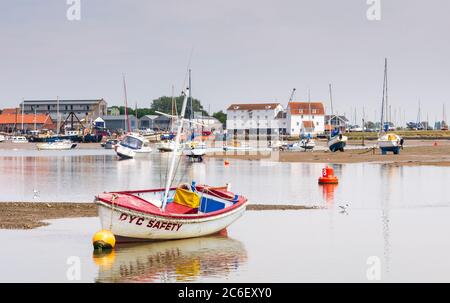 Sicherheitsboot liegt im seichten Wasser vor der Gezeitenmühle bei Woodbridge an der Deben Mündung in Suffolk UK Stockfoto