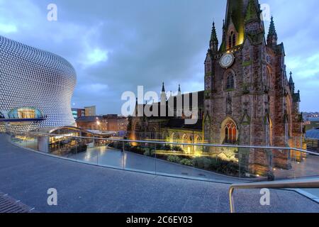 Birmingham, Großbritannien - 30. Januar 2013 - Nachtszene in der Innenstadt von Birmingham, Großbritannien am 30. Januar 2012 mit der Pfarrkirche St. George in der Stierkampfarena und t Stockfoto