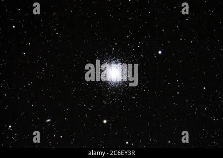 Astrofotografie des großen Kugelsternhaufen aus dem Herkules-Sternbild, bekannt unter der Bezeichnung M13 (Messier Catalog Index 13) oder NGC 6205 Stockfoto