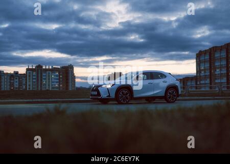 Polatsk, Weißrussland - 28 Feb 2019: Weißer Luxus Lexus UX200 geparkt auf Straße in der Nähe mit Wohngebäuden im Hintergrund. Stockfoto