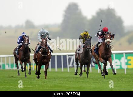 Dame Malliot, die von Hollie Doyle (rechts) geritten wird, gewinnt die Tattersalls-Einsätze der Prinzessin von Wales am ersten Tag des Moet and Chandon July Festivals auf der Newmarket Racecourse. Stockfoto