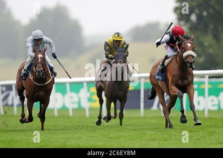 Dame Malliot, die von Hollie Doyle (rechts) geritten wird, gewinnt die Tattersalls-Einsätze der Prinzessin von Wales am ersten Tag des Moet and Chandon July Festivals auf der Newmarket Racecourse. Stockfoto