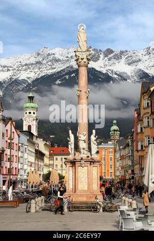 Innsbruck, Österreich - 11. Oktober 2011 - Herbst in Innsbruck, Österreich mit dem frischen Schnee, der die Alpen bedeckt, als Kulisse für eine Szene entlang der Maria-T Stockfoto