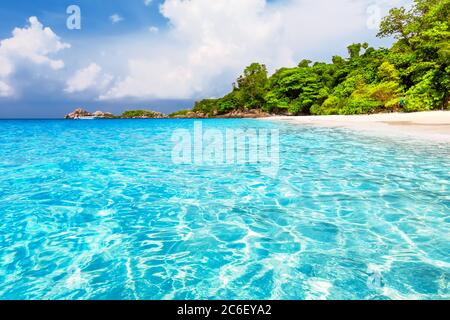 Schöner Strand und blauer Himmel auf Similan Inseln, Thailand. Urlaub Urlaub Urlaub Hintergrund Wallpaper. Blick auf schöne tropische Strand.Reisen Sommer Urlaub b Stockfoto