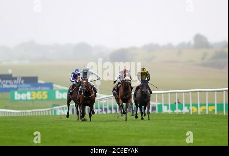 Dame Malliot, die von Hollie Doyle (zweite rechts) geritten wird, gewinnt den Tattersalls-Einsatz der Prinzessin von Wales am ersten Tag des Moet and Chandon July Festivals auf der Newmarket Racecourse. Stockfoto