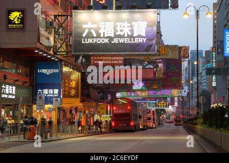 Hongkong, China - 4. Januar 2012. Busbahnhof an der berühmten Nathan Road (Golden Mile), der Hauptverkehrsstraße auf der Kowloon-Seite von Hong-Kong, China. Stockfoto