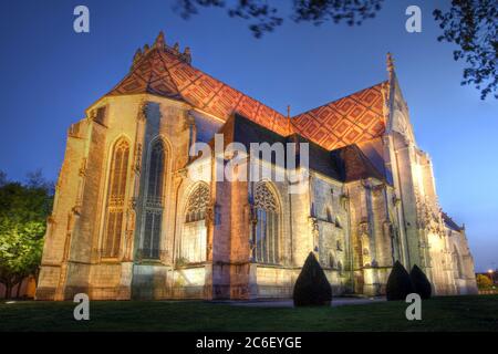 Nachtansicht der extravaganten gotischen Kirche des Königlichen Klosters von Brou, am Rande der Stadt Bourg-en-Bresse, Ain Abteilung, Rhone-Alpes regio Stockfoto