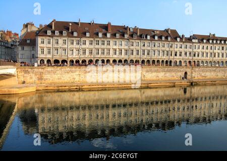 Quai Vauban ist roh von Häusern mit Bögen entlang des Flusses Dole auf der Stadt mit der Altstadt in Besancon gebaut - die Hauptstadt von Franche-Comte, Frankreich. Stockfoto