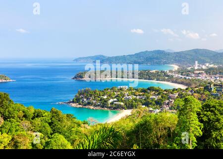 Aussichtspunkt von Karon Beach, Kata Beach und Kata Noi in Phuket, Thailand. Wunderschönes türkisfarbenes Meer und blauer Himmel vom Aussichtspunkt aus. Stockfoto