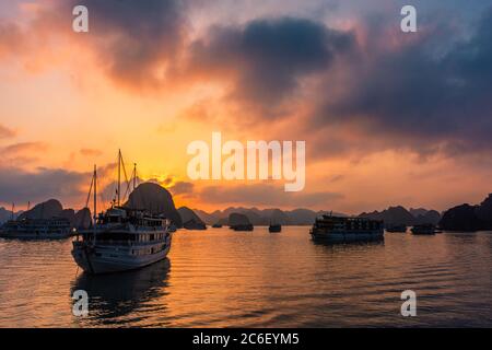 Fantastischer Sonnenuntergang über ha Long Bay, Vietnam Stockfoto