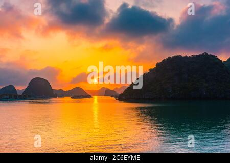 Fantastischer Sonnenuntergang über ha Long Bay, Vietnam Stockfoto