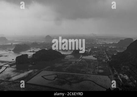 Landschaft von Tam CoC bei starkem Regen, Vietnam Stockfoto