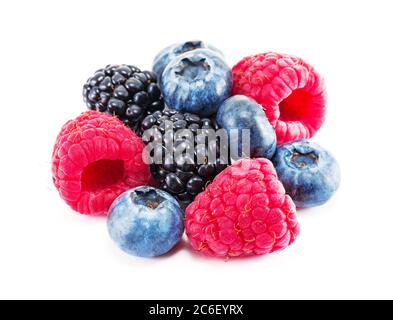 Frische reife Beeren auf weißem Hintergrund. Heidelbeere, Himbeere und Brombeere isoliert. Stockfoto