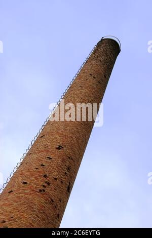 Alt verwittert hohen Industrieschornstein Fabrik, rot grungy Ziegel Smokestack Perspektive Stockfoto