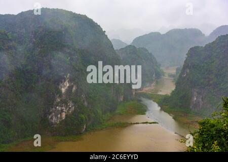 Landschaft von Tam CoC bei starkem Regen, Vietnam Stockfoto