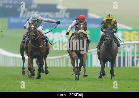 Dame Malliot, die von Hollie Doyle (Mitte) geritten wird, gewinnt die Tattersalls-Einsätze der Prinzessin von Wales am ersten Tag des Moet and Chandon July Festivals auf der Newmarket Racecourse. Stockfoto