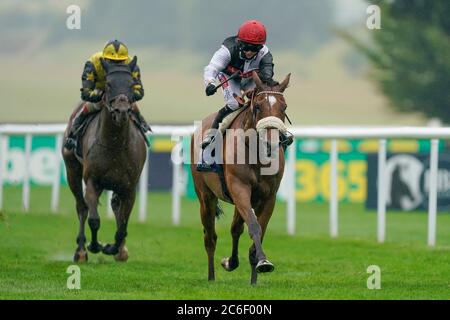 Dame Malliot, die von Hollie Doyle geritten wird, gewinnt die Tattersalls-Einsätze der Prinzessin von Wales am ersten Tag des Moet and Chandon July Festivals auf der Newmarket Racecourse. Stockfoto