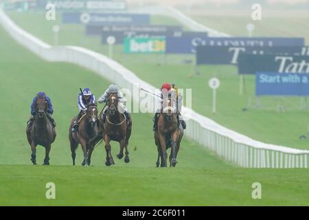 Dame Malliot, die von Hollie Doyle (rechts) geritten wird, gewinnt die Tattersalls-Einsätze der Prinzessin von Wales am ersten Tag des Moet and Chandon July Festivals auf der Newmarket Racecourse. Stockfoto