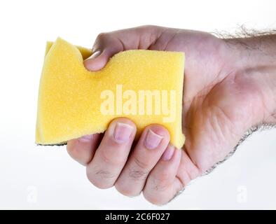 Männliche Hand hält gelben Teller Waschschwamm Stockfoto