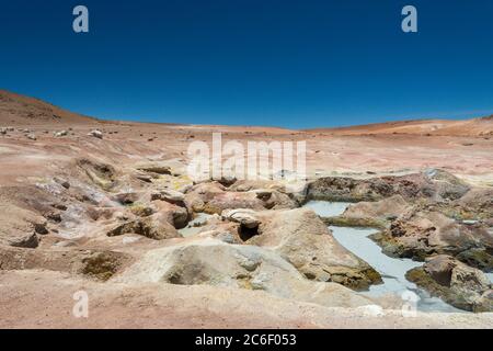 Sol de Mañana, ein geothermisches Gebiet mit vulkanischer Aktivität, Geysiren, kochendem Schlamm und einem starken Schwefelgeruch, in den Anden in Bolivien Stockfoto