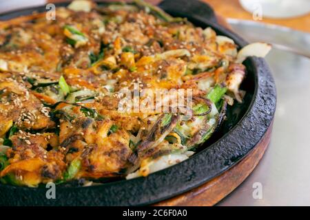 Koreanisches Essen. Haemul-Pajeon, Meeresfrüchte und grüne Zwiebeln Stockfoto