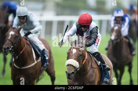 Dame Malliot, die von Hollie Doyle geritten wird, gewinnt die Tattersalls-Einsätze der Prinzessin von Wales am ersten Tag des Moet and Chandon July Festivals auf der Newmarket Racecourse. Stockfoto