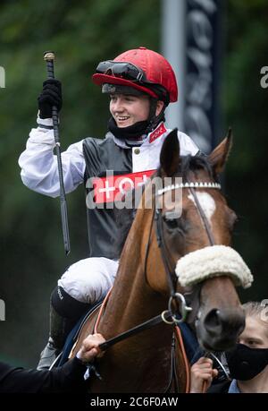 Dame Malliot, die von Hollie Doyle geritten wird, gewinnt die Tattersalls-Einsätze der Prinzessin von Wales am ersten Tag des Moet and Chandon July Festivals auf der Newmarket Racecourse. Stockfoto