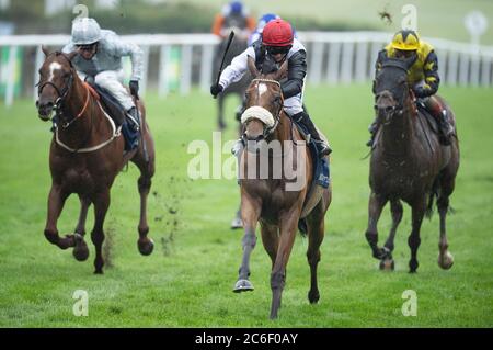 Dame Malliot, die von Hollie Doyle geritten wird, gewinnt die Tattersalls-Einsätze der Prinzessin von Wales am ersten Tag des Moet and Chandon July Festivals auf der Newmarket Racecourse. Stockfoto