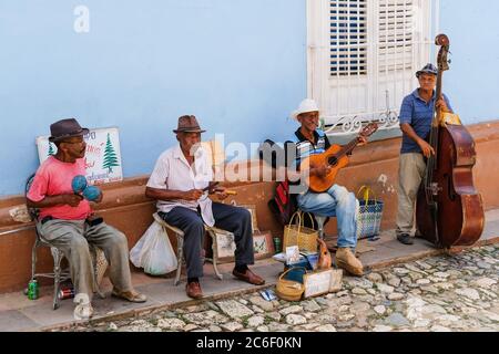 Eine Gruppe kubanischer Musiker spielt auf der Straßenseite in Trinidad, Kuba. Stockfoto