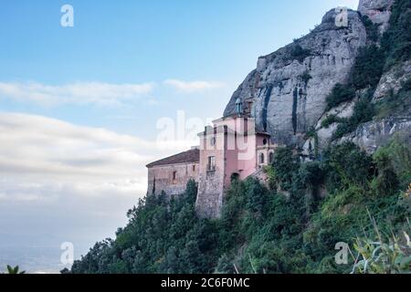 Santa Cova Kapelle auf der Klippe des Monterrat Abbey Berg, in der Nähe von Barcelona, Spanien Stockfoto