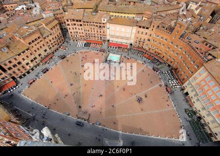 Luftaufnahme der Piazza del Campo, Siena, Toskana, Italien, aus einer Weitwinkelobjektiv vom Torre del Mangia. Stockfoto