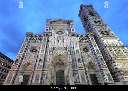 Blick auf den Dom von Florenz (Duomo oder Basilica di Santa Maria del Fiore) in Italien bei Nacht. Stockfoto