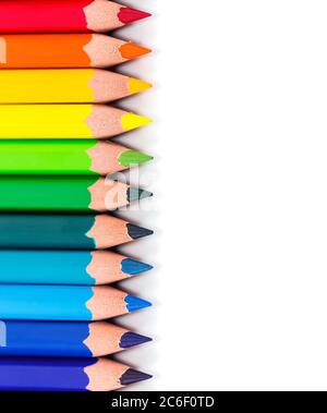 Farbstifte isoliert auf weißem Hintergrund, Nahaufnahme. Сolorful Regenbogen Hintergrund mit Bleistiften. Stockfoto